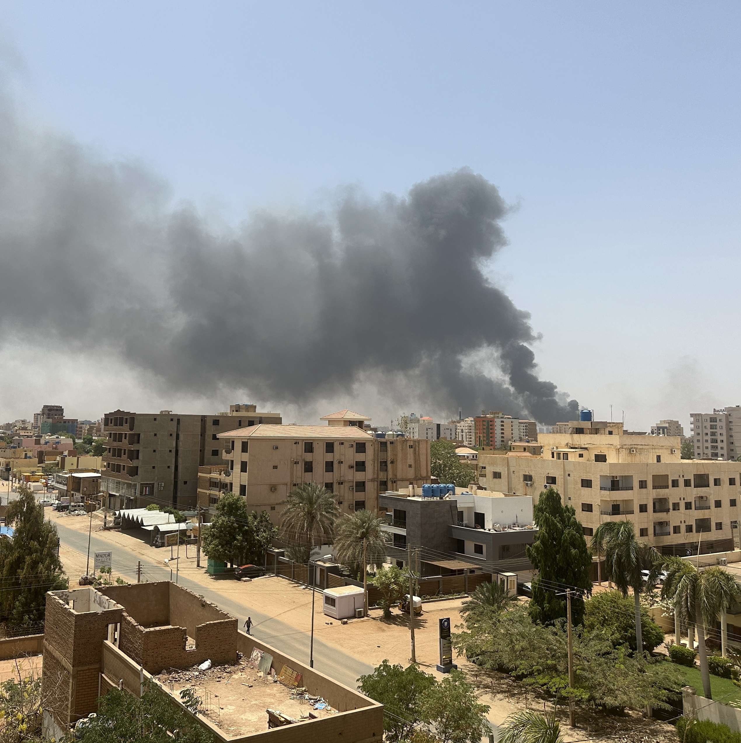 Smoke rises after clashes erupted in the Sudanese capital of Khartoum between the Sudanese Armed Forces and the paramilitary Rapid Support Forces (RSF), 15 April 15, 2023. Photo by Omer Erdem / Anadolu Agency via Getty Images
