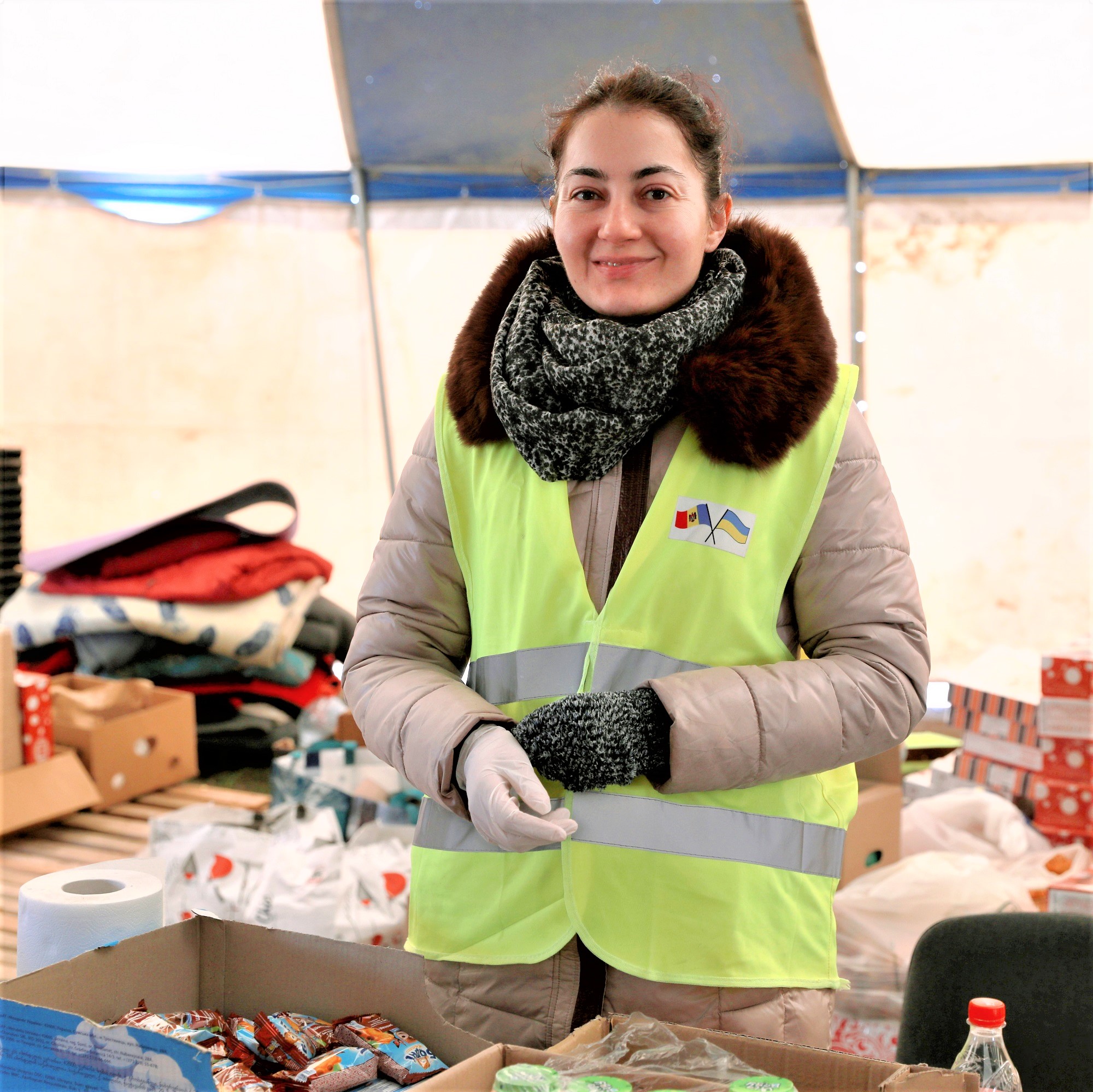 A woman stands at a help station for Ukrainian migrants at the Palanca-Maiaki-Udobnoe border crossing point, 2022. Image: UN Women / Aurel Obreja
