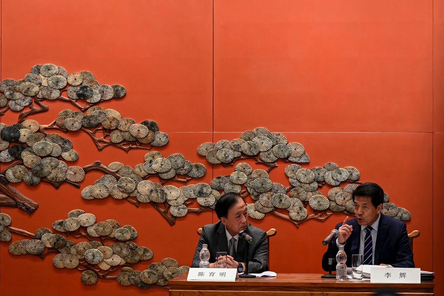 China's special envoy for Eurasian Affairs Li Hui (R) speaks during a briefing in Beijing about his visit to Ukraine, Poland, France, Germany and Russia (June 2023)