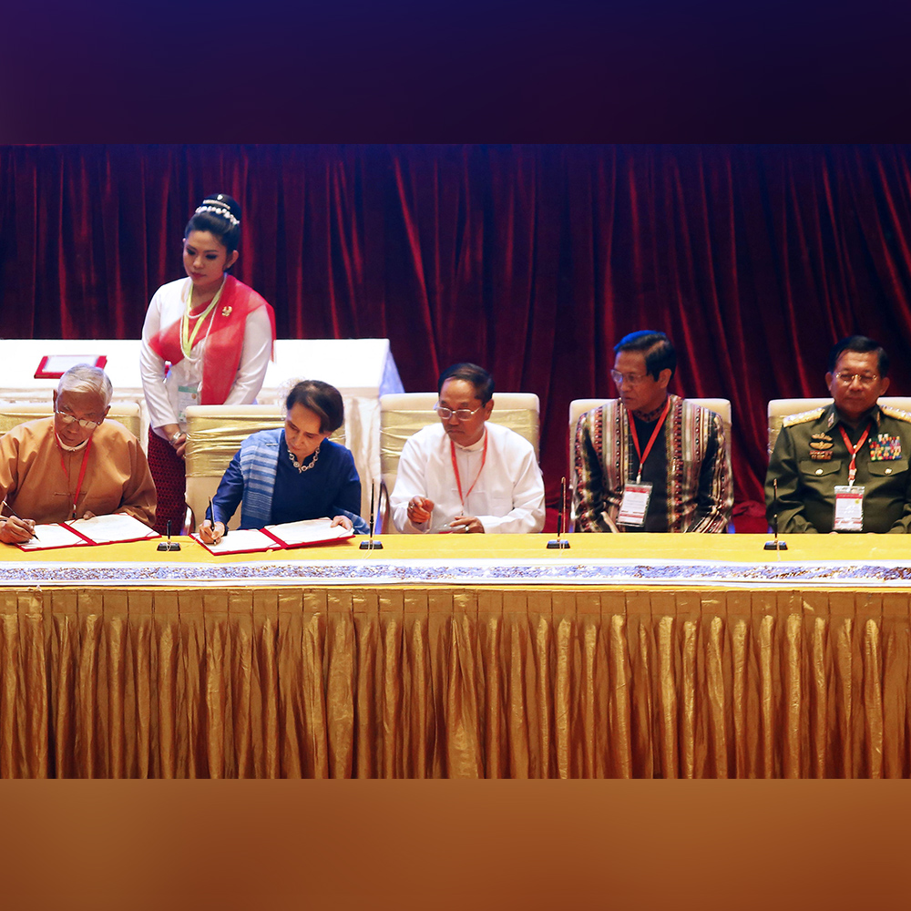 Leaders in Myanmar sign a ceasefire agreement in 2018